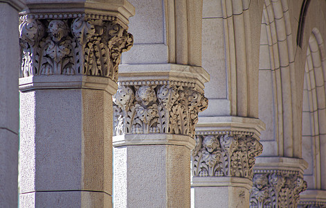 列 里雅斯特柱子大理石艺术雕塑广场建筑雕刻装饰图片