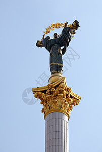基辅独立广场一栏正方形柱子遗产葶苈天空雕塑首都纪念碑艺术旅游图片