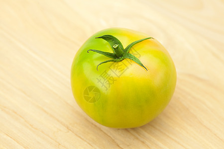 切割板上的绿番茄图片