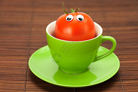 竹垫上杯子里有眼睛的西红柿飞碟蔬菜飞溅食物奶奶笑脸早餐菜肴陶瓷用具背景图片