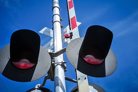 跨越铁路标志和大门红色旅行金属路障交通火车机车商业货运钟声图片
