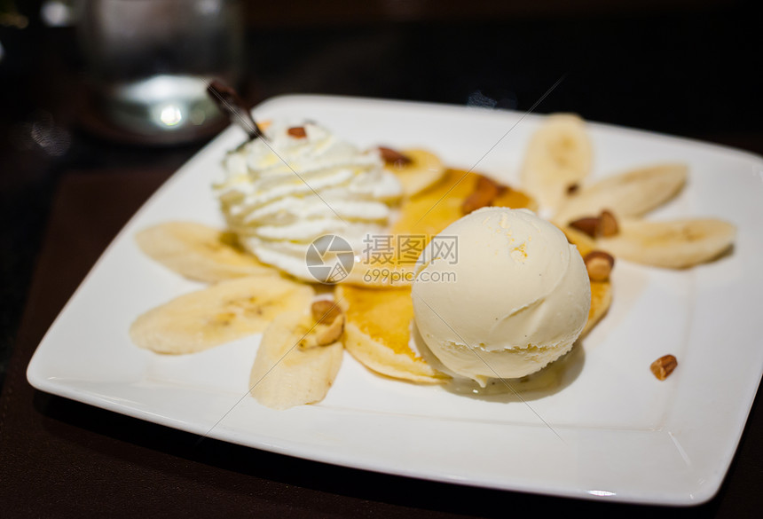 煎饼香蕉分块上的香草冰淇淋小吃甜点咖啡店傻事餐厅糖浆饼子菜单配料圣代图片