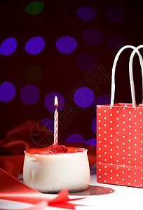 红色生日生日蛋糕小雨派对蜡烛条纹火焰橙子食物庆典黄色红色背景