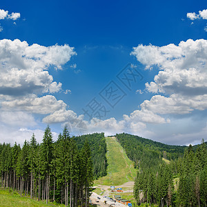 在喀尔巴阡山有树木的美丽绿色山区景观生态蓝色林地高地森林国家天线爬坡道环境山腰图片