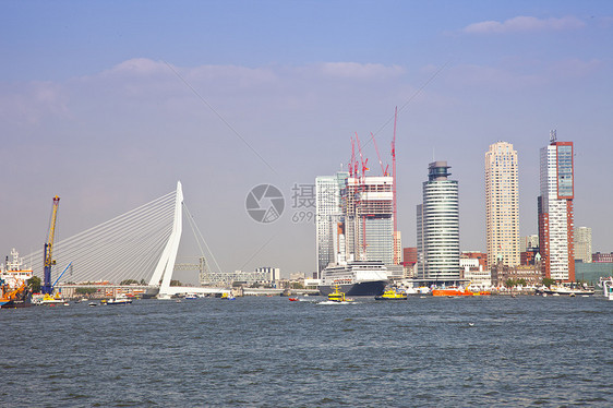 荷兰鹿特丹市与建筑物和桥梁连接的有荷兰城市鹿特丹水的天线图片