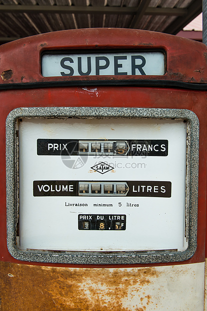 红色的古老古董汽油油泵喷嘴石油车站力量气体工具活力服务汽车柴油机图片