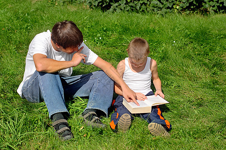 兄弟阅读书阅读男性阳光讲话孩子草地头书大部成人树木图片