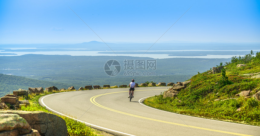 骑在卡迪拉克穆恩沿线下坡的女山地自行车骑手骑术沙漠国家娱乐运动公园太阳成人训练女士图片