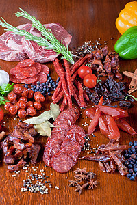 肉类和香肠沙拉叶子炙烤胡椒牛肉美食团体厨房木头火腿图片