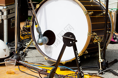 鼓鼓和麦克风乐器白色音乐木头合金低音小鼓低音鼓架子鼓背景图片