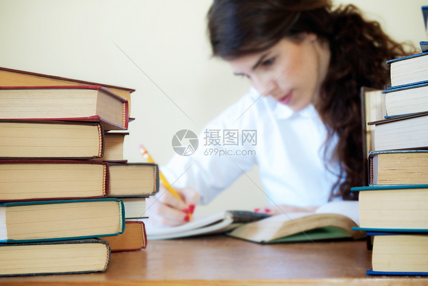 漂亮女学生女性铅笔文学学校阅读学习专注休闲写作精装书图片