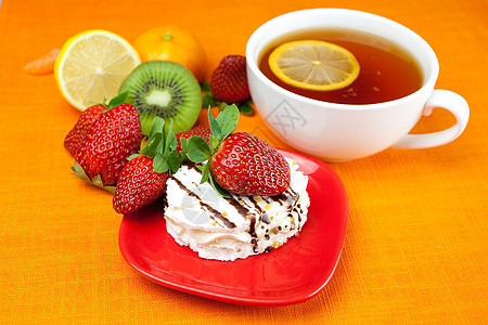 柠檬茶 莱蒙 通达林 kiwi 蛋糕和草莓浆果水果杯子美食飞碟餐具柠檬叶子橙子甜点图片