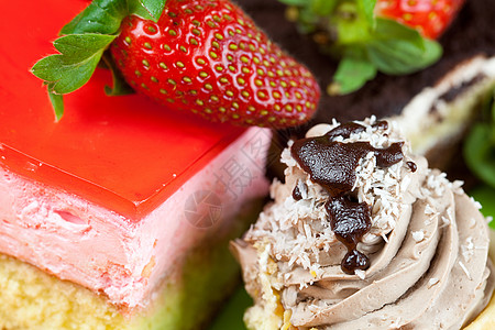 橙色织物上躺着的草莓和蛋糕杯子糖果液体飞碟水果巧克力坚果食物柠檬奇异果图片