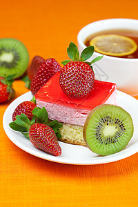 柠檬茶 基威茶 蛋糕和草莓织物奶油杯子柠檬糕点食物奇异果水果浆果叶子图片