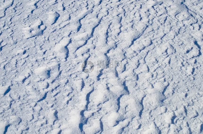 不均匀的雪地表面纹理图片