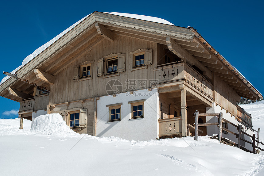 美丽的滑雪小屋建筑学阳光假期小木屋游客蓝色地质学建筑房子景观图片
