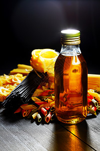 拉瓦面和石油烹饪美食饮食面条黄色桌子盘子食物黑色瓶子图片