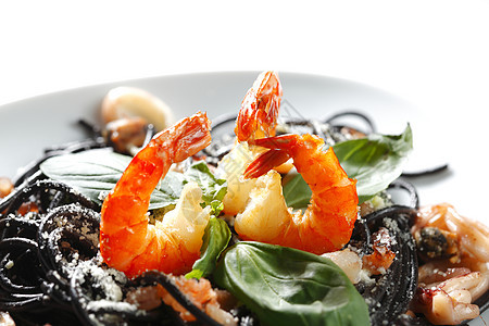 黑意面加海鲜食物美食盘子午餐贝类沙拉宏观胡椒香料叶子图片