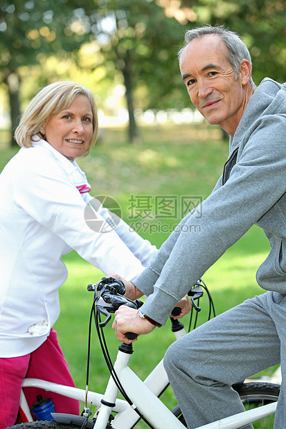 骑自行车的老年夫妇场地车把女性粉色活动运动成人空气衣服灰人图片