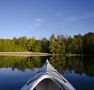 Kayak在平静的湖边太阳地平线蓝色风景旅行孤独娱乐天空日落墙纸图片