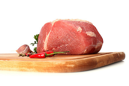 木板上的原肉食物鱼片腰部白色猪肉香菜牛肉胡椒牛扒红色图片