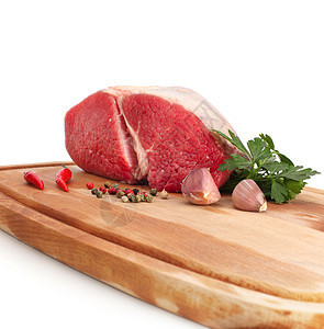 木板上的原肉白色鱼片猪肉胡椒红色食物腰部牛扒香菜牛肉图片