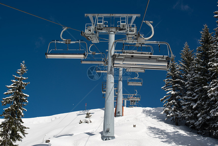 滑雪车运动游客天空运输景观旅游巅峰爬坡全景松树图片
