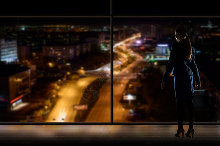 女商务人士站在窗口的窗边成人蓝色女性阁楼老板商务脚步女士窗户照明图片