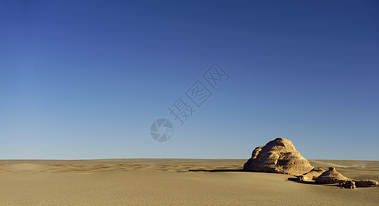 中国邓港戈壁沙漠中 独特的雅丹地表蓝色石头地貌戈壁天空沙漠生命戈壁滩图片