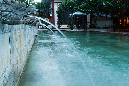 游泳池的水的喷泉雕塑春天高清图片