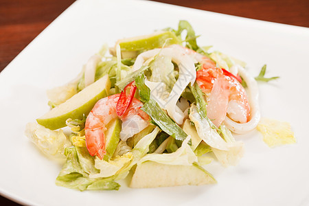 沙拉加卡拉马里沙拉和虾小吃海鲜饮食食物沙拉烹饪午餐美食蔬菜柠檬图片