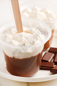 巧克力慕斯摄影食物甜点美食棕色早餐勺子奶油咖啡背景图片