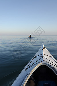 安大略湖上的Kayaks图片