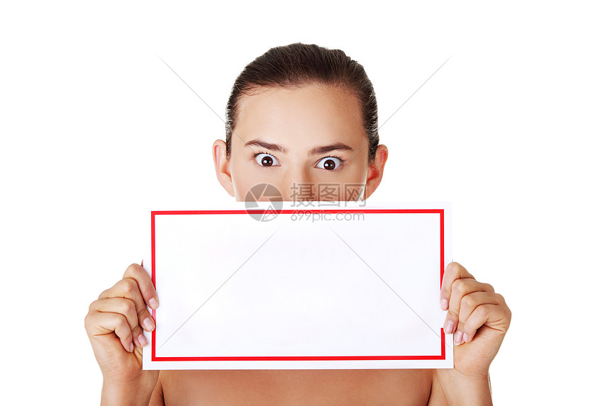 握着空白板的震惊妇女卡片人士标语商业女孩广告牌展示空白海报木板图片