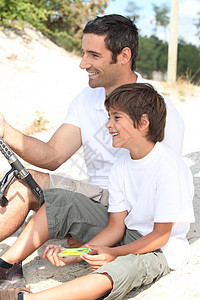 父亲和儿子捕鱼渔夫时间乐趣运动边缘头发生活男人钓鱼裤子图片