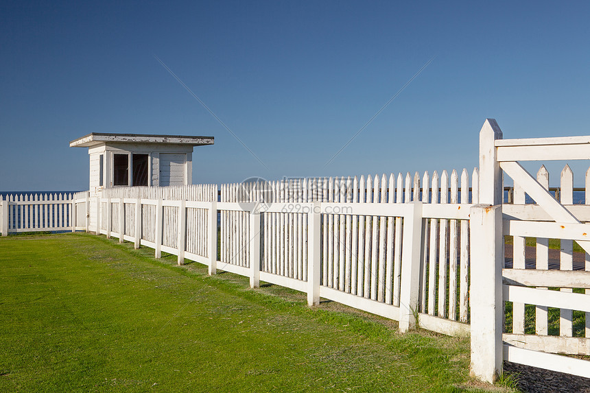 白色海滩小屋栅栏班堡海岸旅行图片
