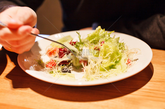 男人吃新鲜沙拉桌子木头午餐烹饪饮食蔬菜食物叶子厨房餐厅图片
