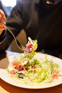 男人吃新鲜沙拉早餐厨房美食食物蔬菜饮食木头午餐餐厅营养图片