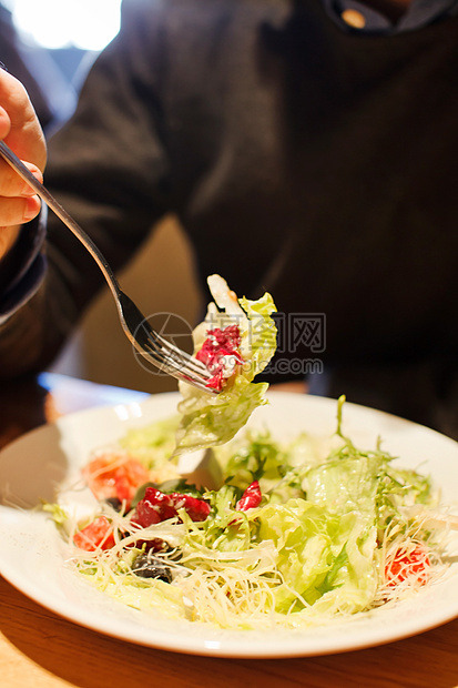 男人吃新鲜沙拉早餐厨房美食食物蔬菜饮食木头午餐餐厅营养图片