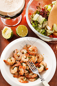 有石灰和虾小吃午餐海鲜盘子红色炙烤沙拉油炸香料桌子图片