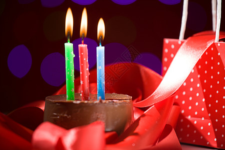 生日蛋糕黄色条纹红色蓝色绿色小雨橙子火焰食物蜡烛图片