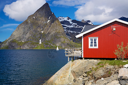 挪威的渔船棚海洋全景海岸海岸线山脉山峰房子钓鱼红色风景图片