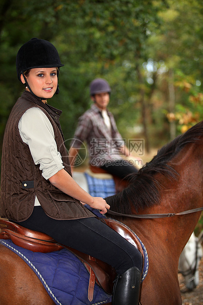 男人训练金发少女骑马图片