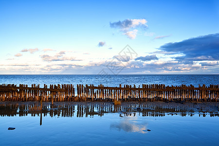 北海旧木制断水地平线风景反射天空蓝色低潮图片