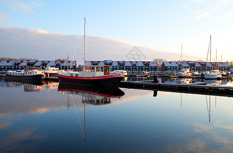 格罗宁根码头的渔船图片