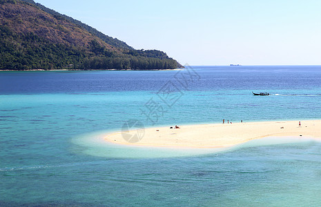 泰国利佩岛清水和蓝天空娱乐旅行蓝色海滩运输热带海岸晴天珊瑚假期图片