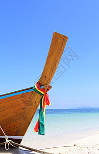 泰国利佩岛沙滩上坐着长尾船旅行运输海洋热带天空尾巴娱乐海景海滩蓝色图片