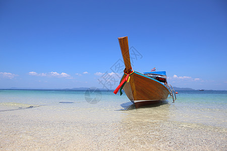 泰国利佩岛沙滩上坐着长尾船天堂假期运输水晶海浪海岸尾巴海景海洋娱乐图片