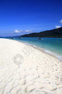 泰国利佩岛清水和蓝天空晴天珊瑚悬崖天空旅行假期海景热带尾巴蓝色图片