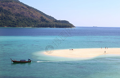 泰国利佩岛清水和蓝天空运输假期娱乐岩石海景尾巴晴天天堂血管海洋图片